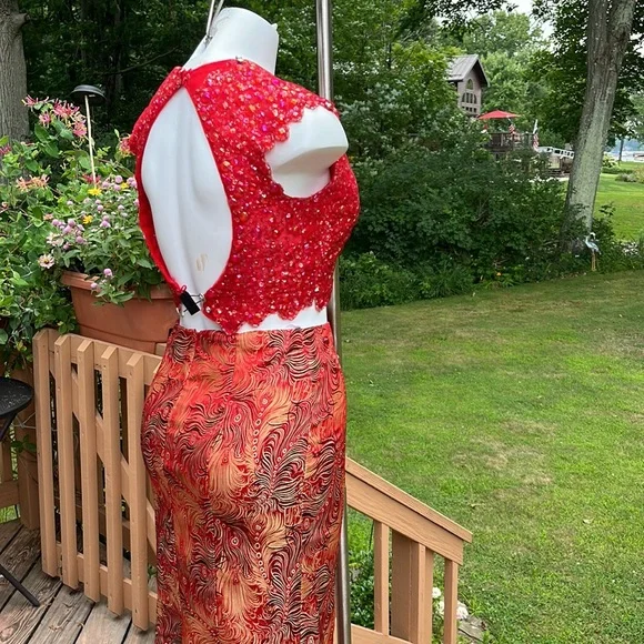 Gorgeous Tiffany 2-piece gemmed gown 6 - Picture 7 of 16